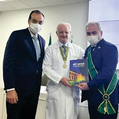 Diretor do HSI é condecorado com maior honraria dedicada à categoria médica no Brasil