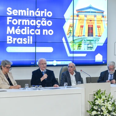 Faculdade Santa Casa promove seminário sobre formação médica no Brasil