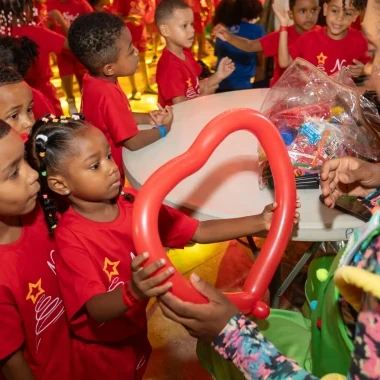 Evento natalino reúne 600 crianças atendidas por projetos sociais da Misericórdia baiana