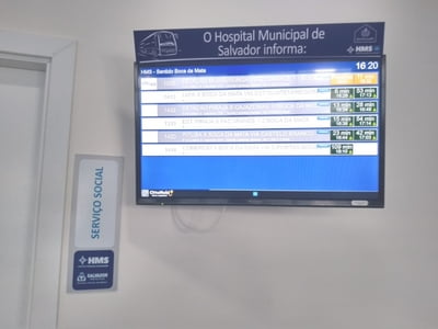 Hospital Municipal de Salvador ganha monitores que informam horários de ônibus em tempo real