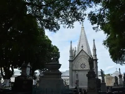 Santa Casa doa covas para vítimas de desabamentos