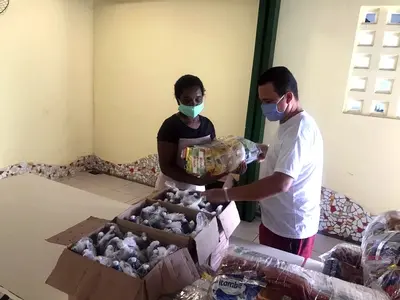 Moradores do Bairro da Paz recebem doação de cestas básicas