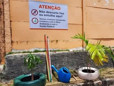 Ação promove plantio de mudas e conscientização ambiental para evitar descarte de lixo em frente a Centro de Educação Infantil