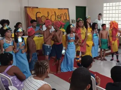 Alunos do Avançar comemoram Dia do Folclore com dança, música e desfile 