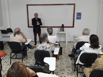 Psicanalista Marcelo Veras realiza palestra na FSC sobre os impactos das redes sociais nas relações familiares