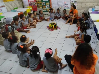 Alunos do CEI Coração de Maria participam de contação de história e degustação de frutas em atividade lúdica