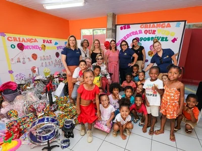 Crianças atendidas nos Centros de Educação Infantil da Santa Casa da Bahia recebem doação de brinquedos 
