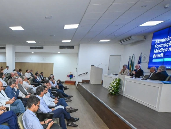 Faculdade Santa Casa promove seminário sobre formação médica no Brasil