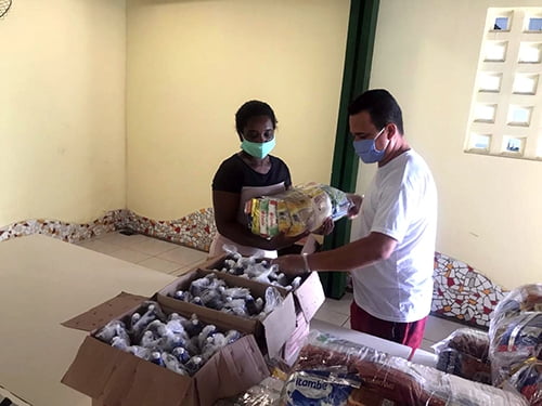 Moradores do Bairro da Paz recebem doação de cestas básicas