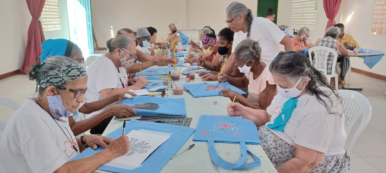 Ação sustentável promove reaproveitamento de aventais em oficinas de arte