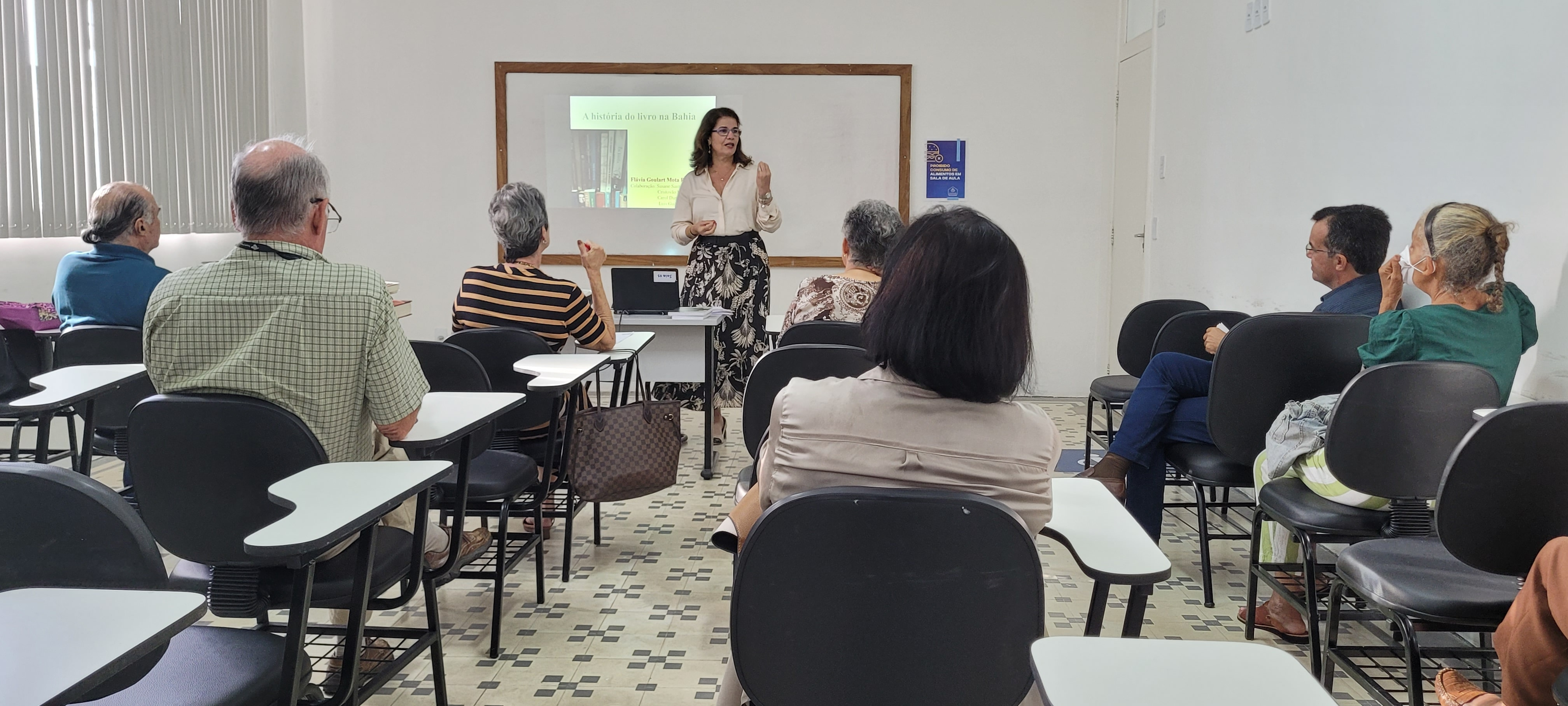 Diretora da EDUFBA realiza palestra na Santa Casa sobre a história do livro na Bahia