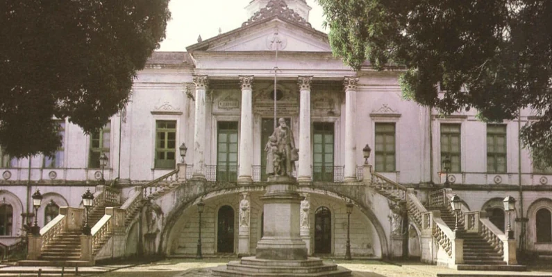 No século XXI, a Santa Casa da Bahia se configura como uma associação beneficente de assistência social, dedicada ao exercício da caridade e à prestação de serviços nas áreas de saúde, ensino e pesquisa, cultura, assistência social e educação, sem subordinação ao Estado ou à Igreja.