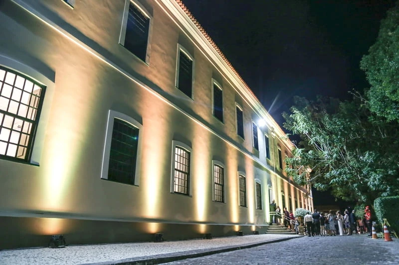 O espaço para festas é modulável e comporta de 50 a 1.500 pessoas